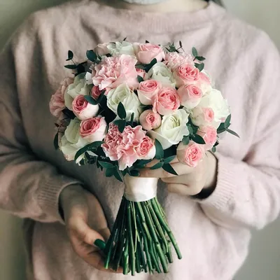 Букет из нежных пионовидных роз и гвоздик | Бесплатная доставка цветов по  Москве