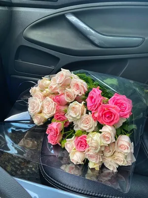 Букет цветов из роз для леди на переднем сиденье машины | Премиум Фото
