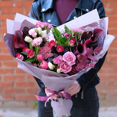 Купить Букет из 15 розовых и белых гвоздик в стильной упаковке с зеленью в  городе Псков