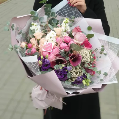 Стильный букет из ирисов и роз с пшеницей - купить цветы с доставкой по  Москве и МО от 5790 руб | «Букет-Маркет»