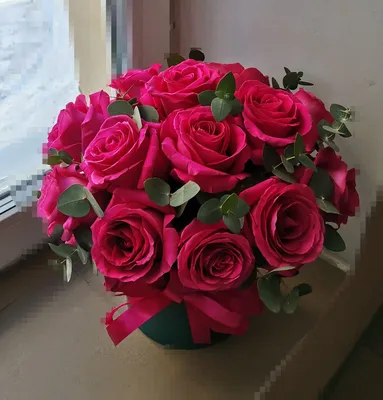 Заказать цветы Красочный букет из роз и зелени в подарочной коробке с  доставкой по Беларуси | Happybee.by