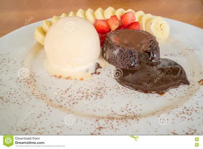 Торт лавы шоколада с ванильным мороженым, клубникой и бананом Стоковое  Изображение - изображение насчитывающей торт, свитс: 75366007