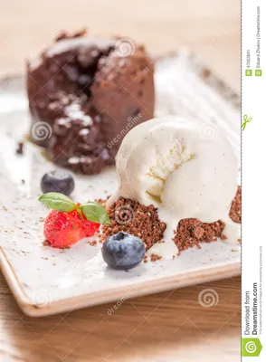 Торт лавы помадки шоколада украшенный с ягодами Стоковое Изображение -  изображение насчитывающей ðµð»ñœð½o, ð°: 67052841