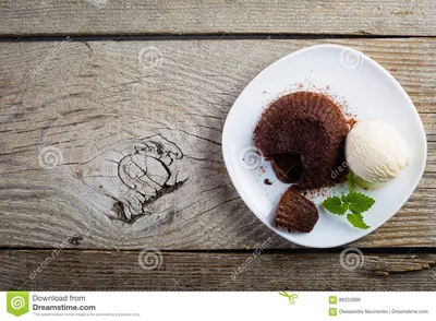 Помадка шоколада - торт лавы с ванильным мороженым Стоковое Фото -  изображение насчитывающей испеченных, бело: 86253996