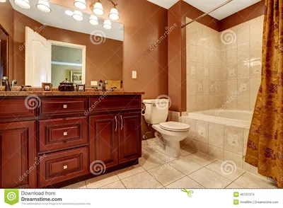 Ванная комната в коричневом цвете с бежевой отделкой плитки Стоковое Фото -  изображение насчитывающей пол, занавес: 45101374