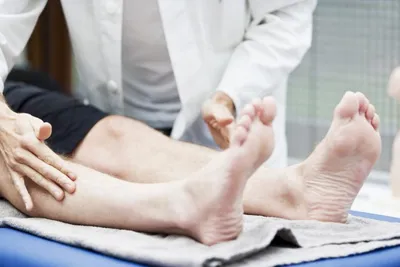 Воспаление подагры на инфекции большого пальца ноги совместной и грибковой  для ногтей. Стоковое Фото - изображение насчитывающей боль, медицинско:  212595786