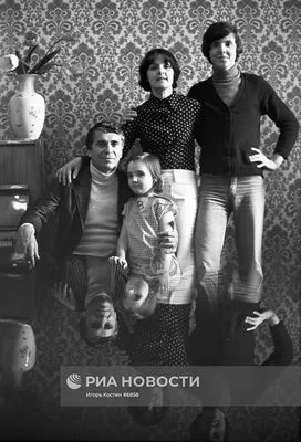 Ада Роговцева и Константин Степанков с сыном и дочерью | РИА Новости  Медиабанк