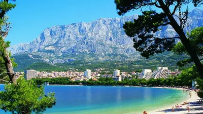 Красивый залив Адриатического моря и деревня недалеко от Сплита, Хорватия -  онлайн-пазл