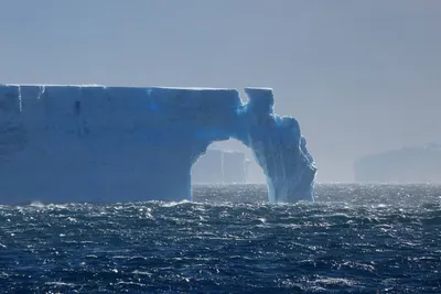 Айсберг над водой и небо видно. | Премиум Фото