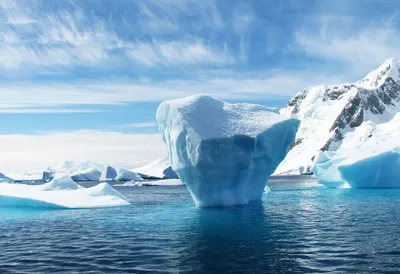 Айсберг в прозрачной голубой воде и скрытая опасность под водой айсберг  скрытая опасность генеративный ии | Премиум Фото