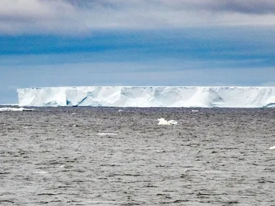 Крупнейший на планете айсберг вынесло в воды Южного моря :: Новости :: ТВ  Центр