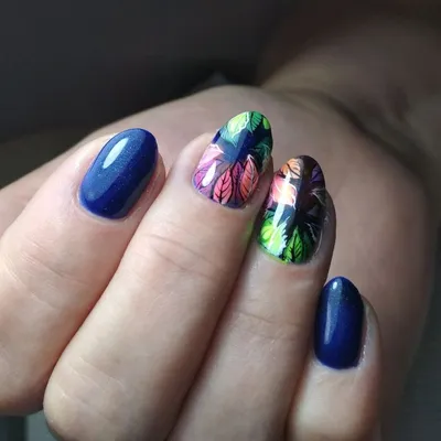 Осенний аквариумный дизайн ногтей с френчем и оформлением из блесток в виде  кленовых листьев