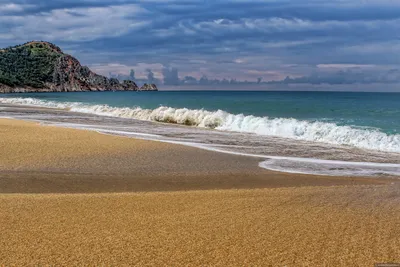 Пляж популярного города курорта на море Alanya, Турции Редакционное  Фотография - изображение насчитывающей песок, парасоль: 95438812