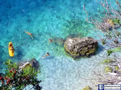 Албания ksamil 14 июля 2018 туристы отдыхают на пляже ионического моря |  Премиум Фото
