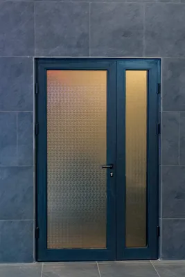 Купить алюминиевые двери со стеклом от производителя | «АКС Групп»