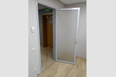 Алюминиевая входная полуторная остекленная дверь с импостом 1400x2200 -  купить недорого в Москве, фото, отзывы, цена от 57500 руб.
