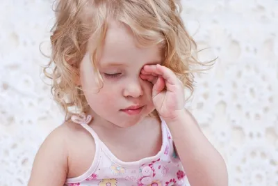 У ребенка гноится глазик, чем лечить, медикаменты, промывание,  профессиональное консультирование офтальмолога