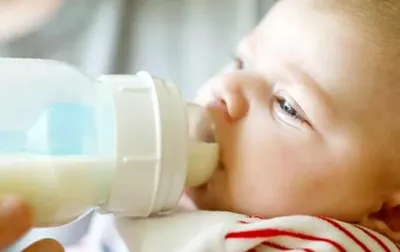 Аллергия на молоко у ребенка: как проявляется и чем кормить малыша