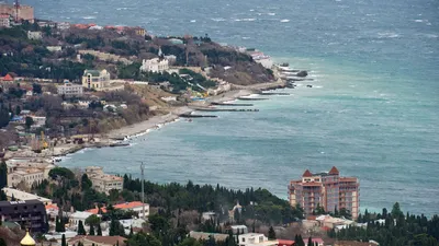 Выглянуло солнце над морским берегом. Алупка, Крым, зима 2013