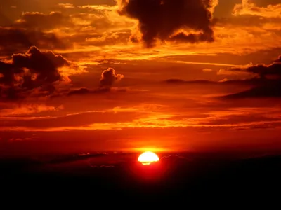 Алый закат на фоне вечернего неба …» — создано в Шедевруме