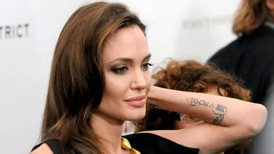 Татуировки на теле Анджелины Джоли (знаменитой актрисы) рассказываю, что  они обозначают | КиноФильмы | Дзен