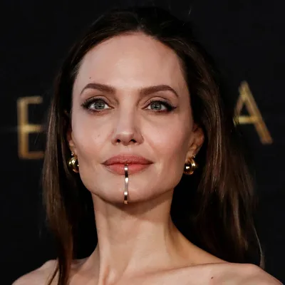 Анджелина Джоли сведет все татурировки, связанные с Брэдом Питтом