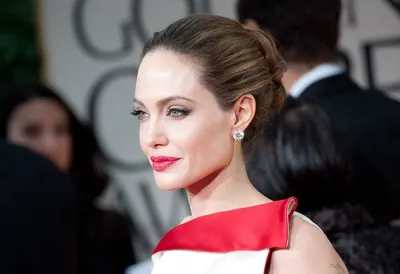 Эволюция причесок: Анджелина Джоли | WMJ.ru
