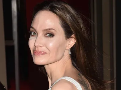 Анджелина Джоли подверглась критике за неудачно наращенные волосы