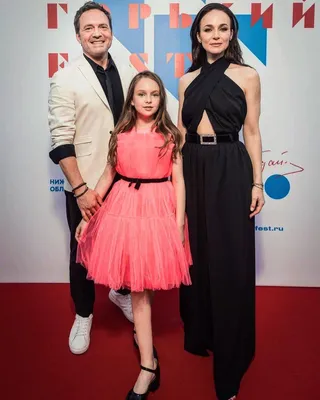 Красивая семья!»: редкий выход в свет Анны Снаткиной с мужем и дочерью -  MuzTube