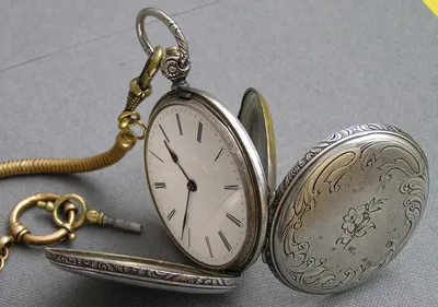 старинные антикварные часы со стеклянной поверхностью на заднем плане  Стоковое Фото - изображение насчитывающей конструкция, золотисто: 268057316