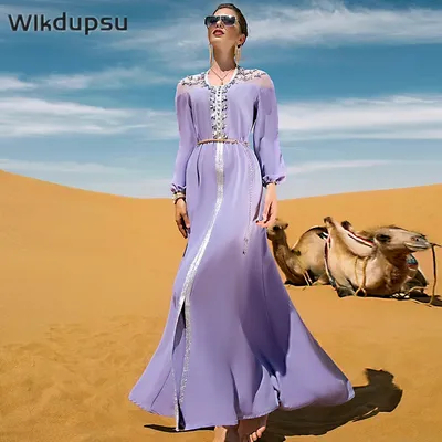 Красивая арабская женщина носит модные марочные одежду Стоковое Изображение  - изображение насчитывающей женщина, черный: 208014855
