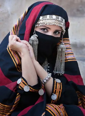 Женщина Hijab мусульманская Арабская современная мода Люди вектора  Иллюстрация вектора - иллюстрации насчитывающей одежды, персона: 144979038