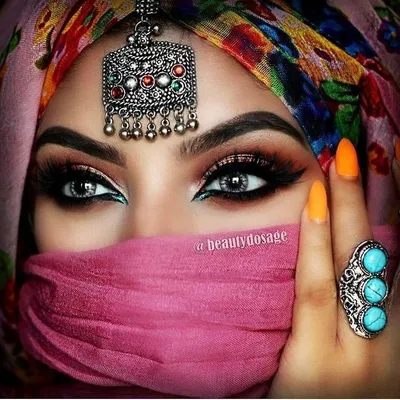 Красивая женщина арабской внешности, …» — создано в Шедевруме