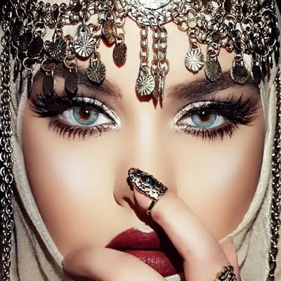 Арабская красивая девушка в платке, …» — создано в Шедевруме