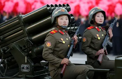 Ракета-монстр» в Пхеньяне: смотрите, как прошел ночной военный парад,  посвященный 90-летию армии КНДР