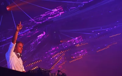 Скачать обои Armin van Buuren logo, purple shiny logo, Armin van Buuren  metal emblem, Dutch DJ, purple carbon fiber texture, Armin van Buuren,  brands, creative art для монитора с разрешением 2560x1600. Картинки