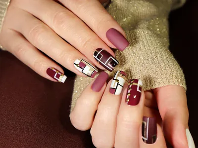 13 Squiggle Nail Art Looks to DIY