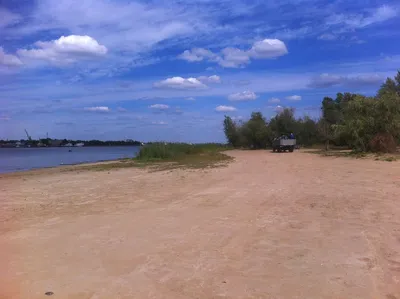 В Астрахани официально открылся городской пляж. Что там сейчас происходит