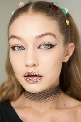 Авангардные стрелки и сверкающие губы на весеннем показе Fendi | Fashion  show makeup, Catwalk makeup, Beauty 2017