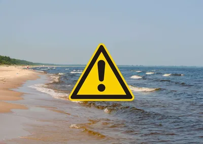 Аварии большие волны на пляже Стоковое Изображение - изображение  насчитывающей песок, сила: 185708861