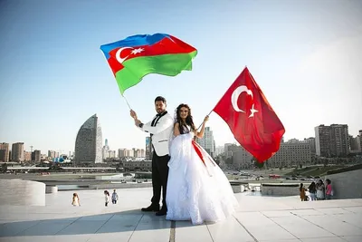 Сын Ван Дамма признался в любви жене-азербайджанке на турецком языке