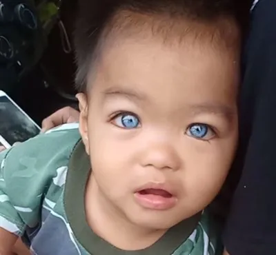 Мальчик-азиат с пронзительно синими глазами стал звездой интернета