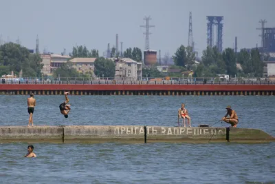 После долгих месяцев боев жители Донбасса могут без опаски отдохнуть на  азовских пляжах - Российская газета