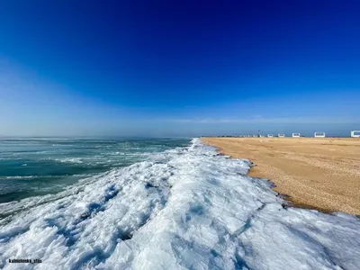 Показываем эпичные кадры замерзшего Азовского моря возле Должанской косы -  15 февраля 2023 - 93.ру