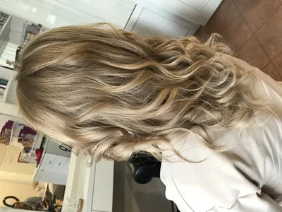 Jolie Hair Studio - Меняем стиль: окрашивание в технике балаяж🙌🏼 Что  такое балаяж?🤔 Балаяж это специальная техника окрашивания волос,  предполагающая использование сразу нескольких оттенков, которые переходят  друг в друга плавно или же