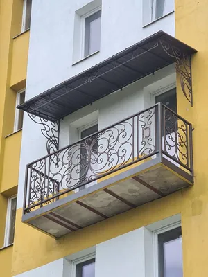 Кованый пузатый балкон для дома КБ-227: купить в Москве, фото, цены