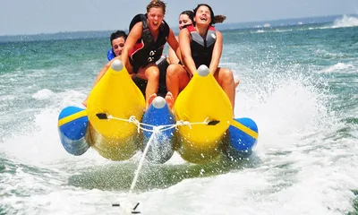Счастливые туристы отпускников едут раздувной банан в море летом  Редакционное Фотография - изображение насчитывающей воссоздание, быстро:  134394792