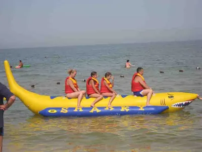 Две девушки попали в больницу после опрокидывания ″банана″ на море в Актау