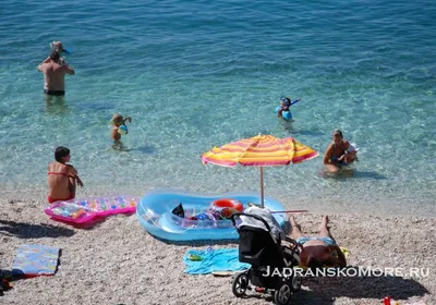 баска вода хорватия 24 июля 2021 : пляжный бар с лежаками и зонтиками на  морском курорте башка вода. Редакционное Стоковое Фото - изображение  насчитывающей город, пусто: 226239278
