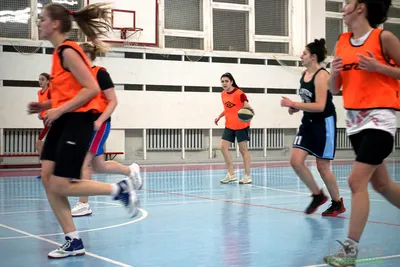 красивая девушка ведёт баскетбол на спортивном поле, которое девочка учится  играть в баскетбол Стоковое Фото - изображение насчитывающей женщина,  красивейшее: 229391442